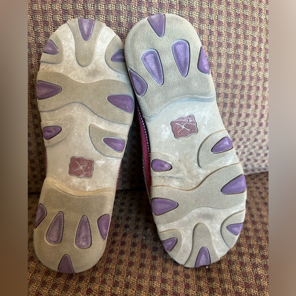 TWISTED X. Mocs. FUN, FUN, FUN SHOES! Sz 9. Purple base, bright colors. - Picture 6 of 12